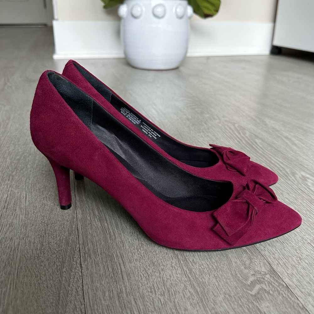 Cute and COMFY Holiday Heels! Brand New!